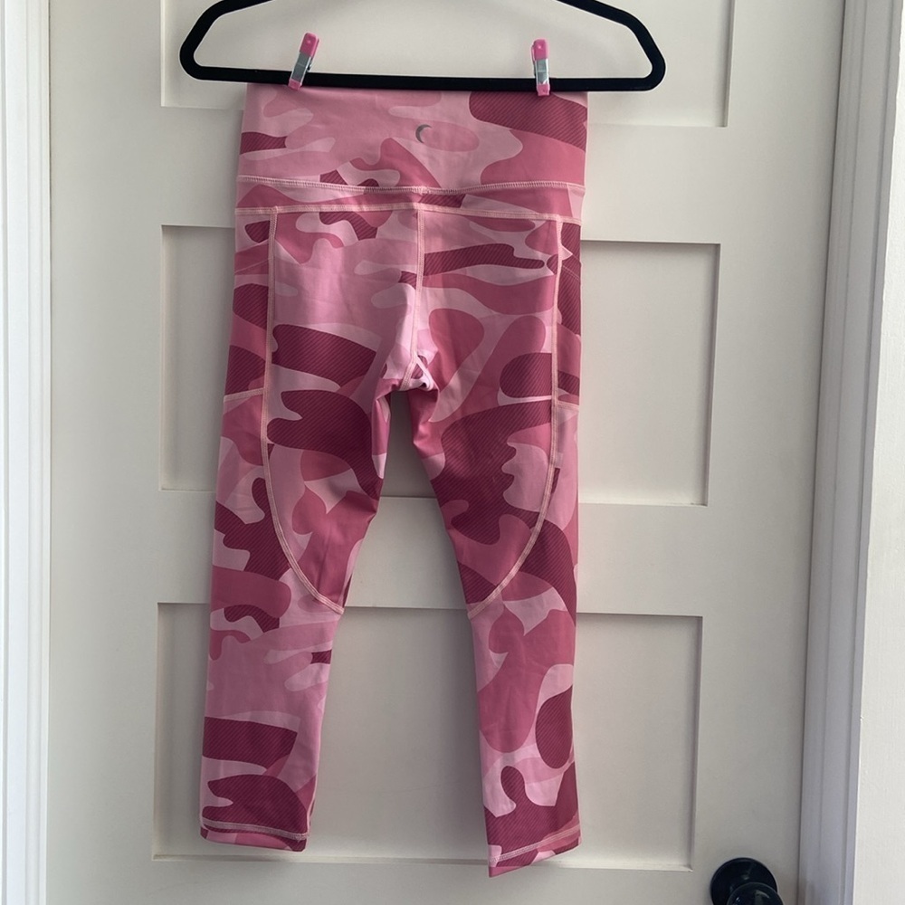 Zyia light and tight pink camo crops​​​​​​​ - Picture 3 of 5